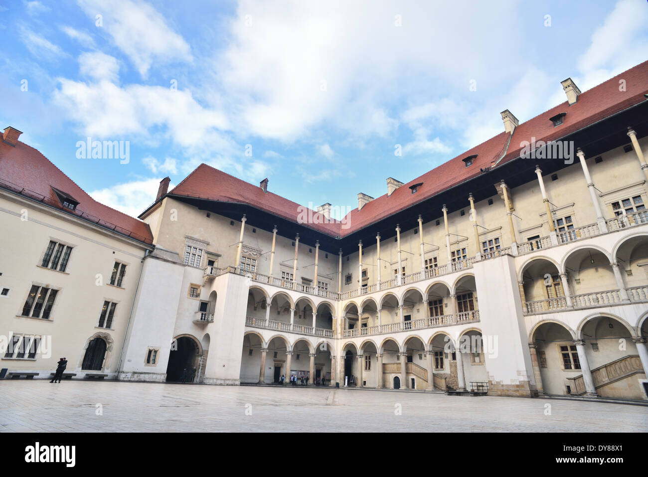 El Castillo Real de Wawel de Cracovia en el patio. Foto de stock