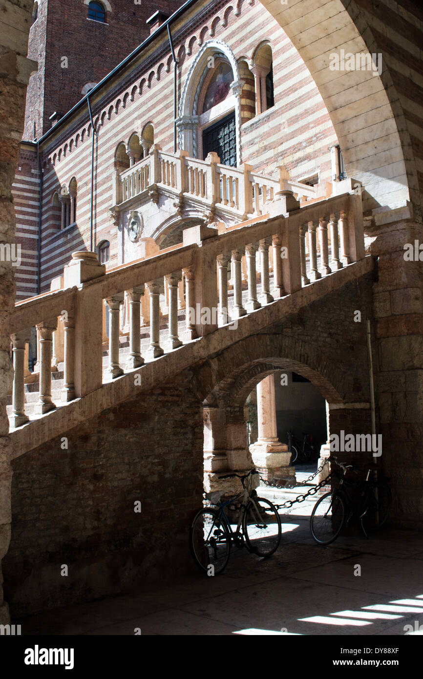 Abril 26,2012.Verona,Italia. scala della cultura e del suo palazzo Foto de stock