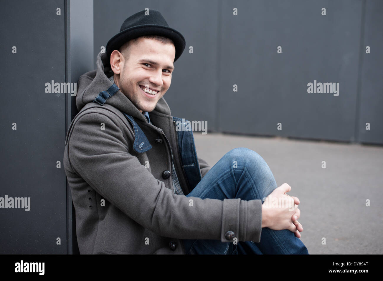Hombre joven con sombrero Fotografía de stock - Alamy