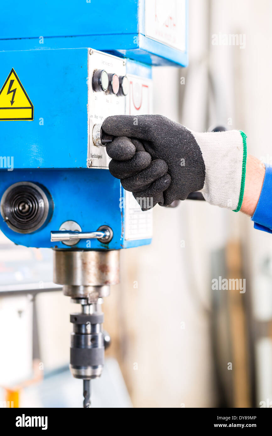 Artesano taladrar metal con taladro en el taller Fotografía de stock - Alamy