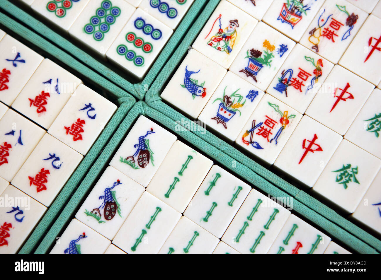 colorida chinês mahjong conjunto com azulejos, dados e contadores