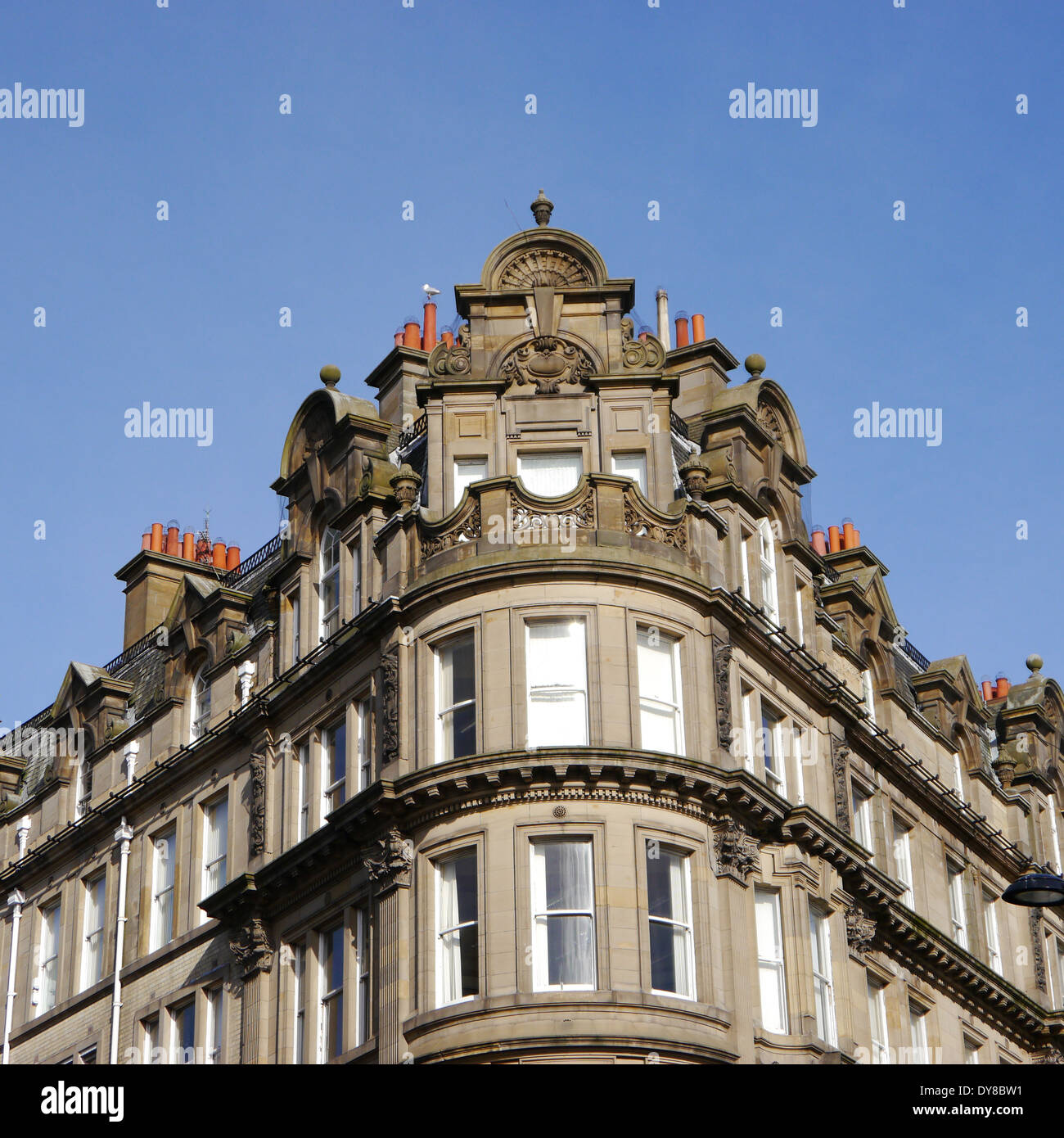 Ornamentada arquitectura neo-clásica, con frontones arcuated - Collingwood edificios, Newcastle upon Tyne, Inglaterra, Reino Unido. Foto de stock