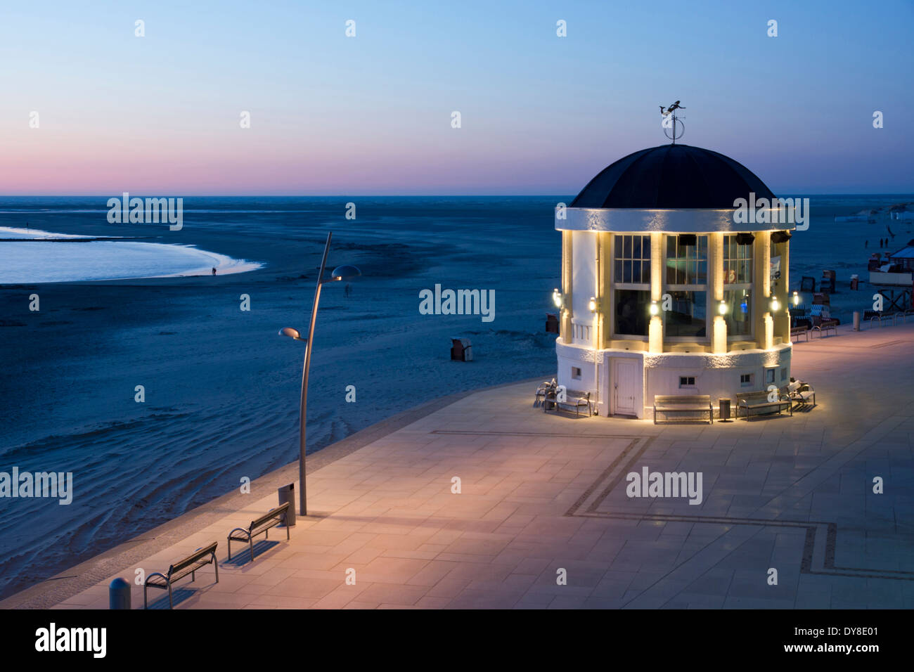 Pabellón sobre el paseo marítimo de la isla de borkum, Baja Sajonia, Alemania, Europa Foto de stock