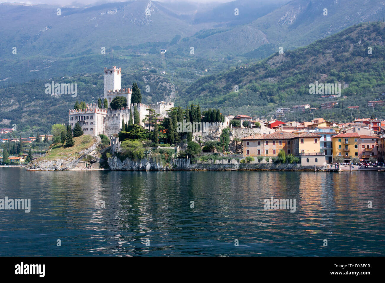 Vista sobre el lago a malcesine village, el lago de Garda, Italia, Europa Foto de stock