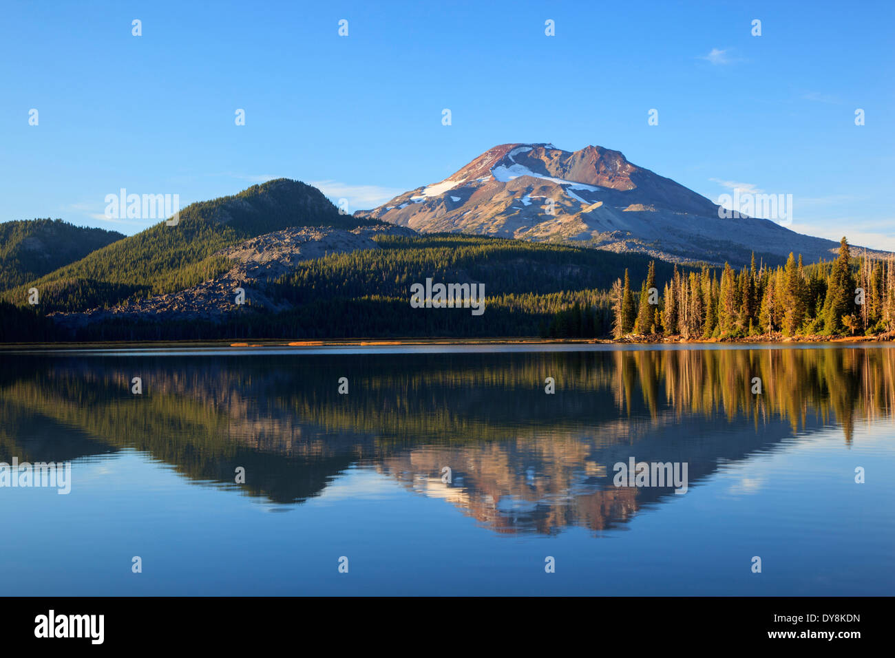 USA, Oregon, Deschutes National Forest, Sparks Lago con Hermana Sur Foto de stock