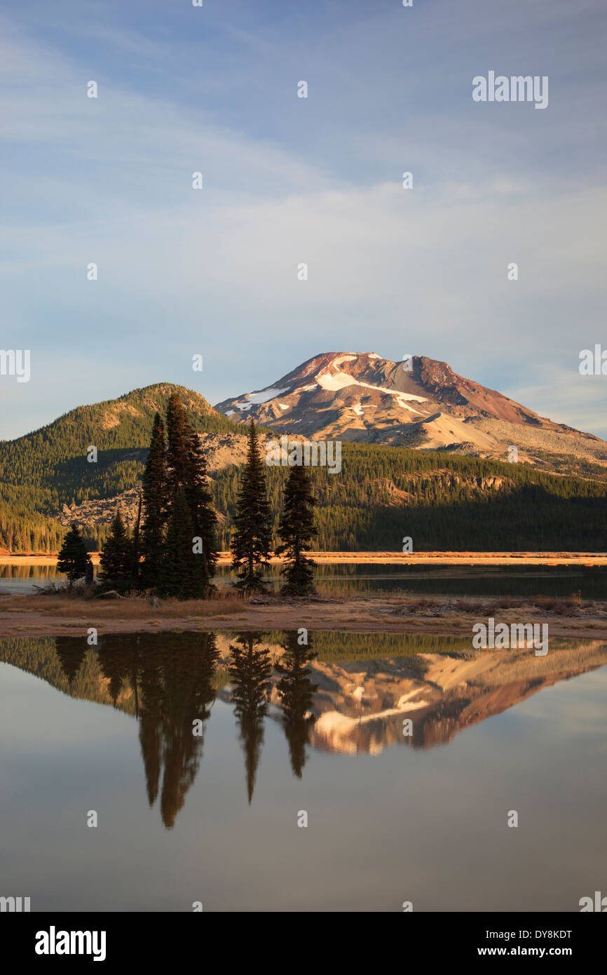 USA, Oregon, Deschutes National Forest, Sparks Lago con Hermana Sur Foto de stock