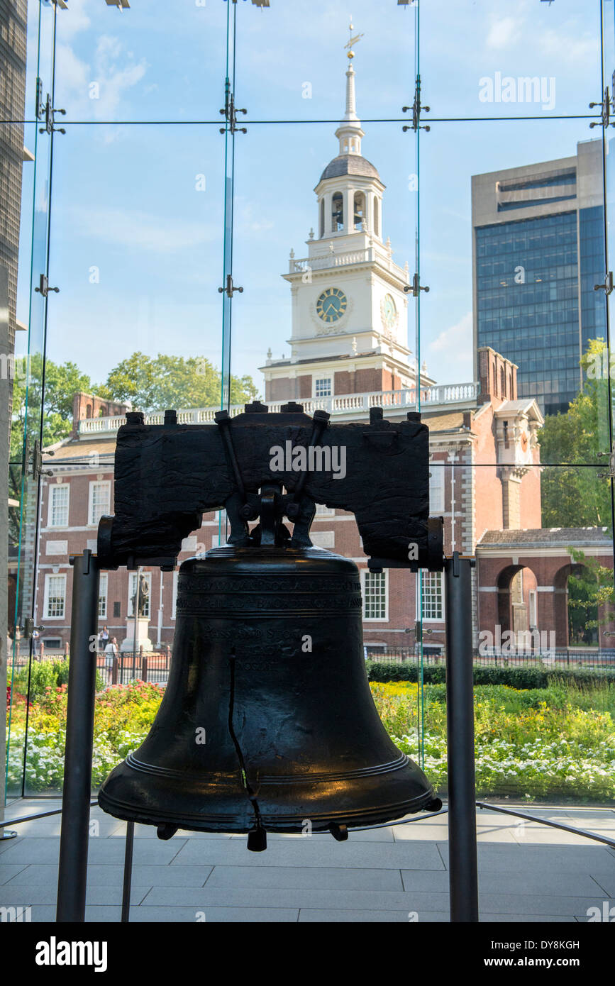 Liberty Bell y el Independence Hall en Independence National Historical Park, Philadelphia, PA Foto de stock