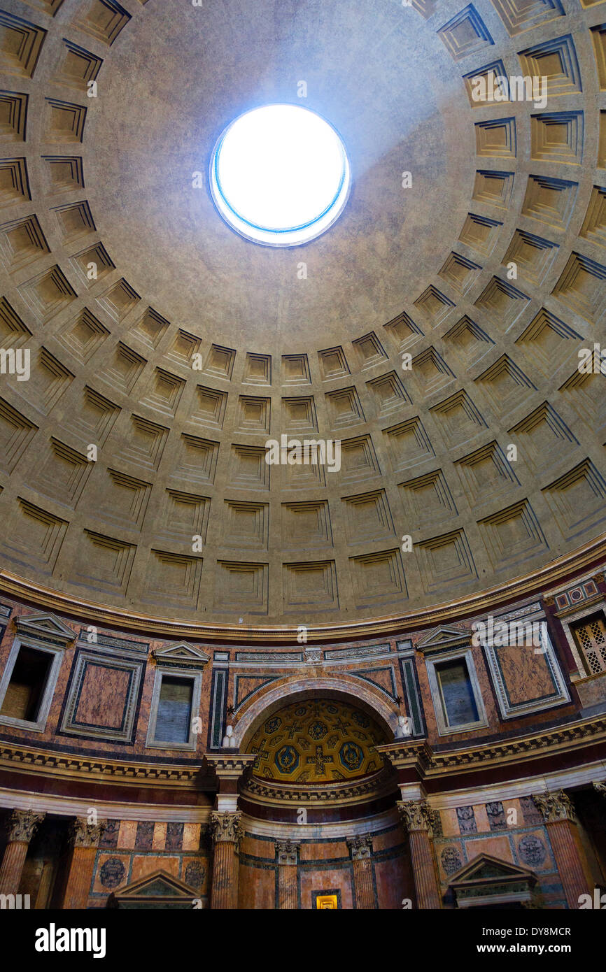 Rayo de luz a través de la oculus en techo del Panteón de Roma, Italia Foto de stock