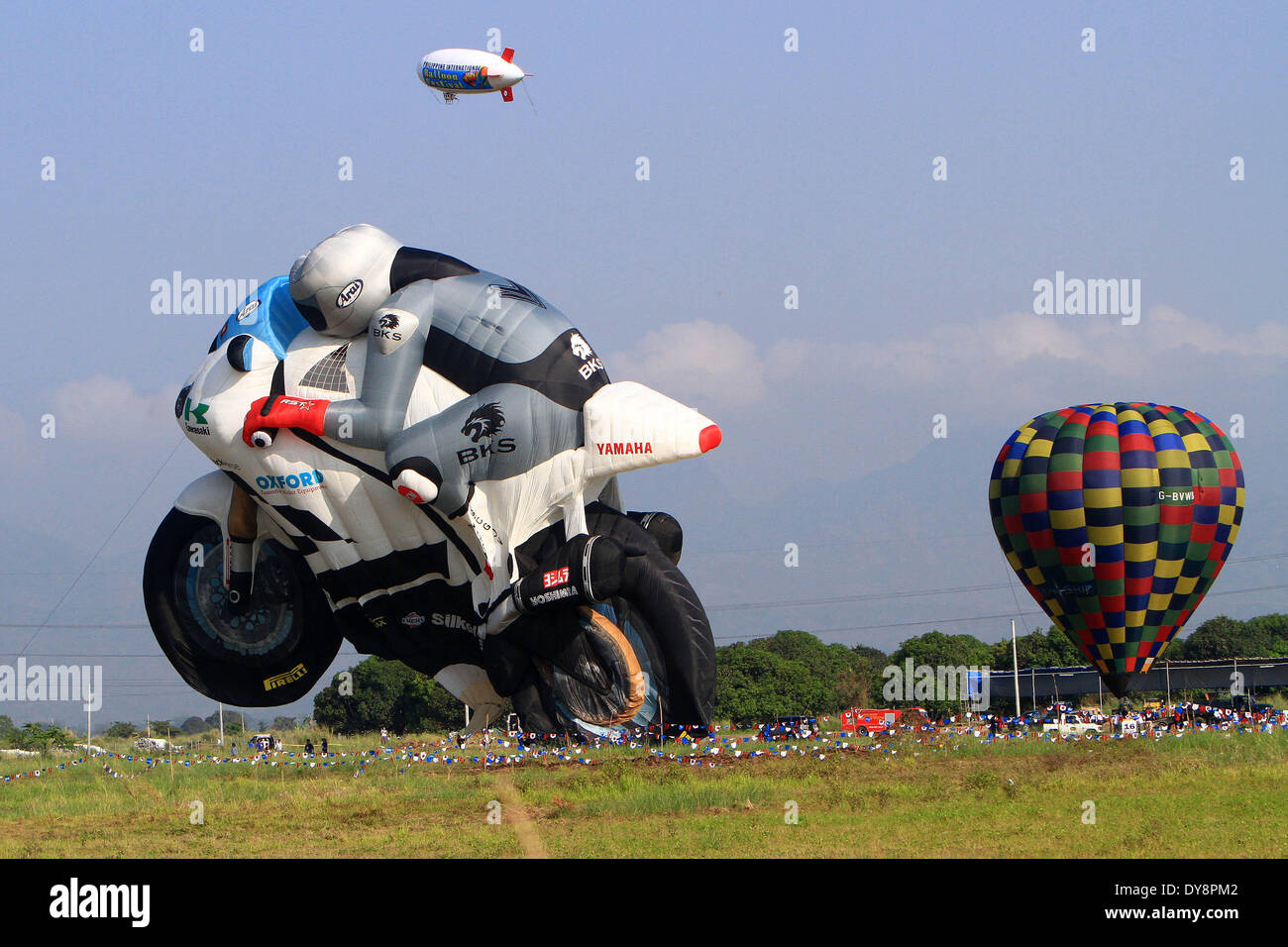 Pampanga, Filipinas. 10 abr, 2014. Los globos de aire caliente se elevan  durante el Festival Internacional de Globos Aerostáticos de Filipinas en la  provincia de Pampanga, Filipinas, 10 de abril de 2014.