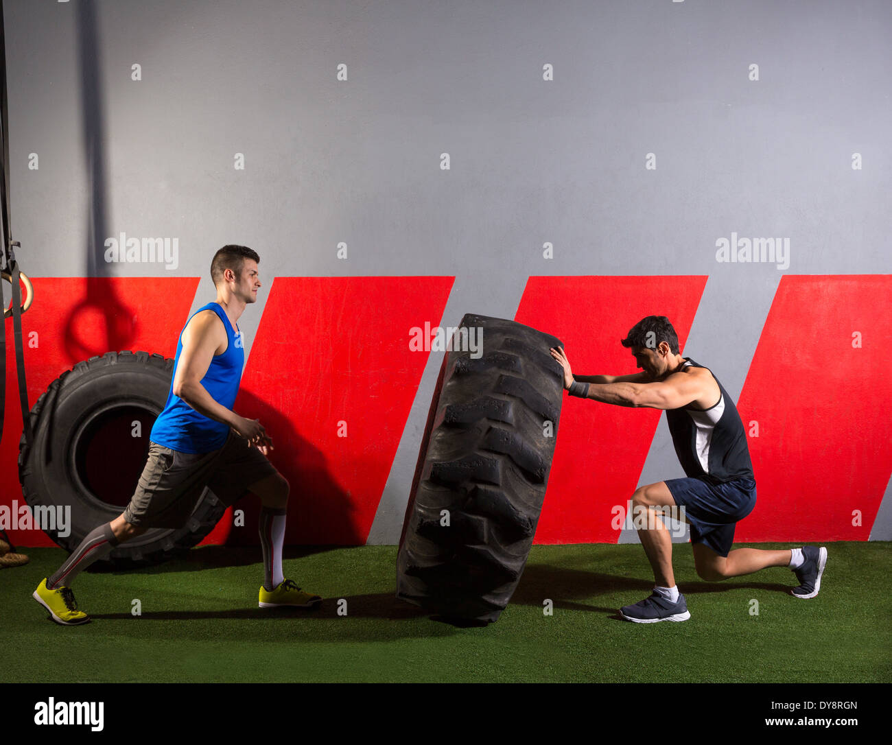 Entrenamiento Crossfit - hombre volteando neumático en gimnasio Fotografía  de stock - Alamy