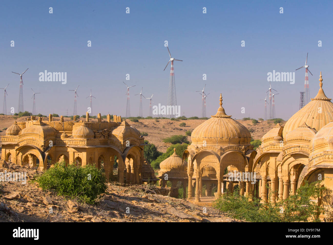 Tumba, Bada Bagh, Jaisalmer, Rajasthan, India, Asia, turbinas eólicas, energía, turbinas eólicas, energía Foto de stock