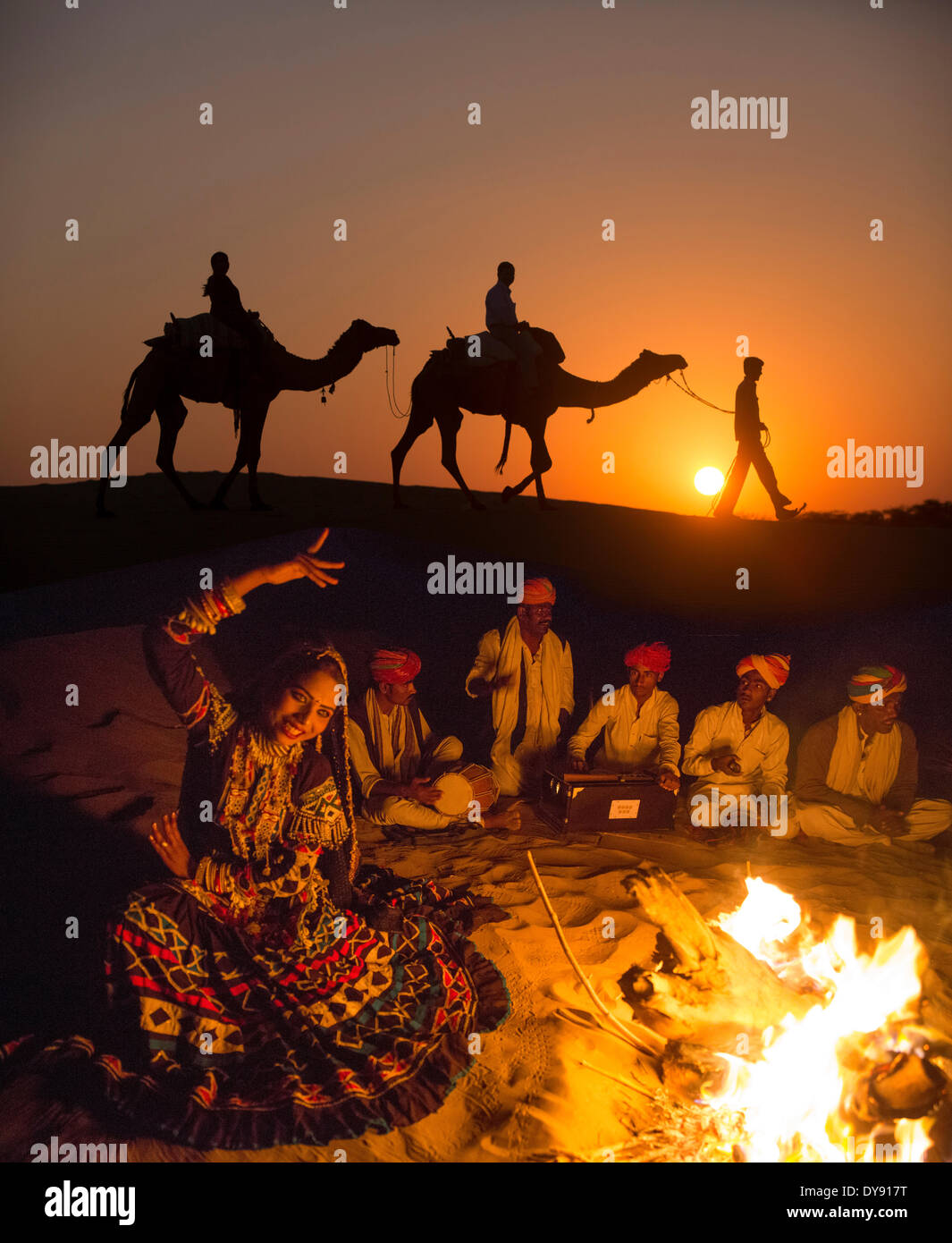 Excursión, Desierto Thar, India, Asia, India, camello, dromedario, hombre, sundown, Sunset, grupo, CAMPFIRE, Foto de stock