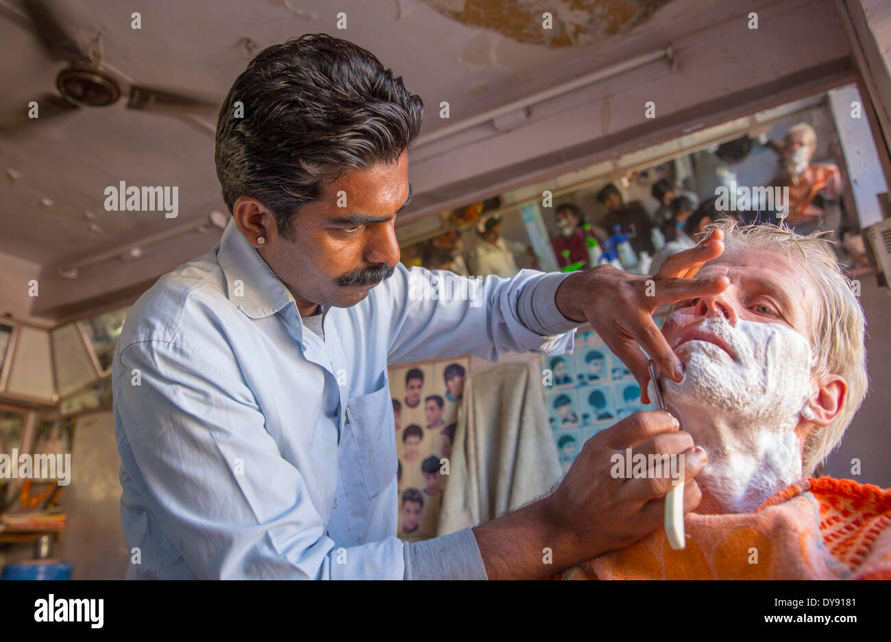 El hombre europeo, Barber, afeitado, trabajo, empleo, India, Asia, India, Foto de stock