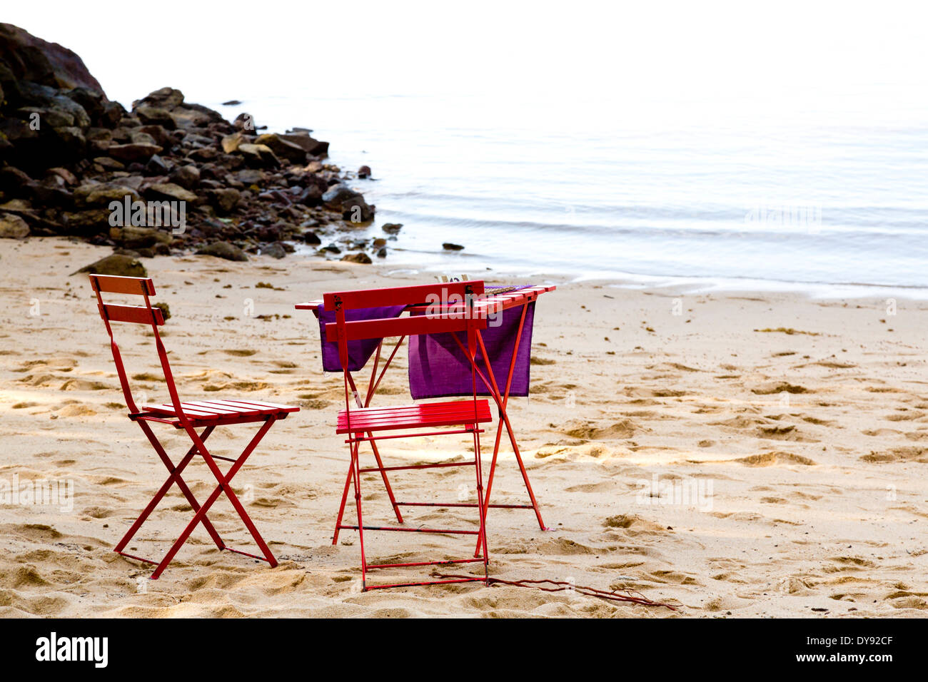 Sillas de mesa de playa fotografías e imágenes de alta resolución - Alamy
