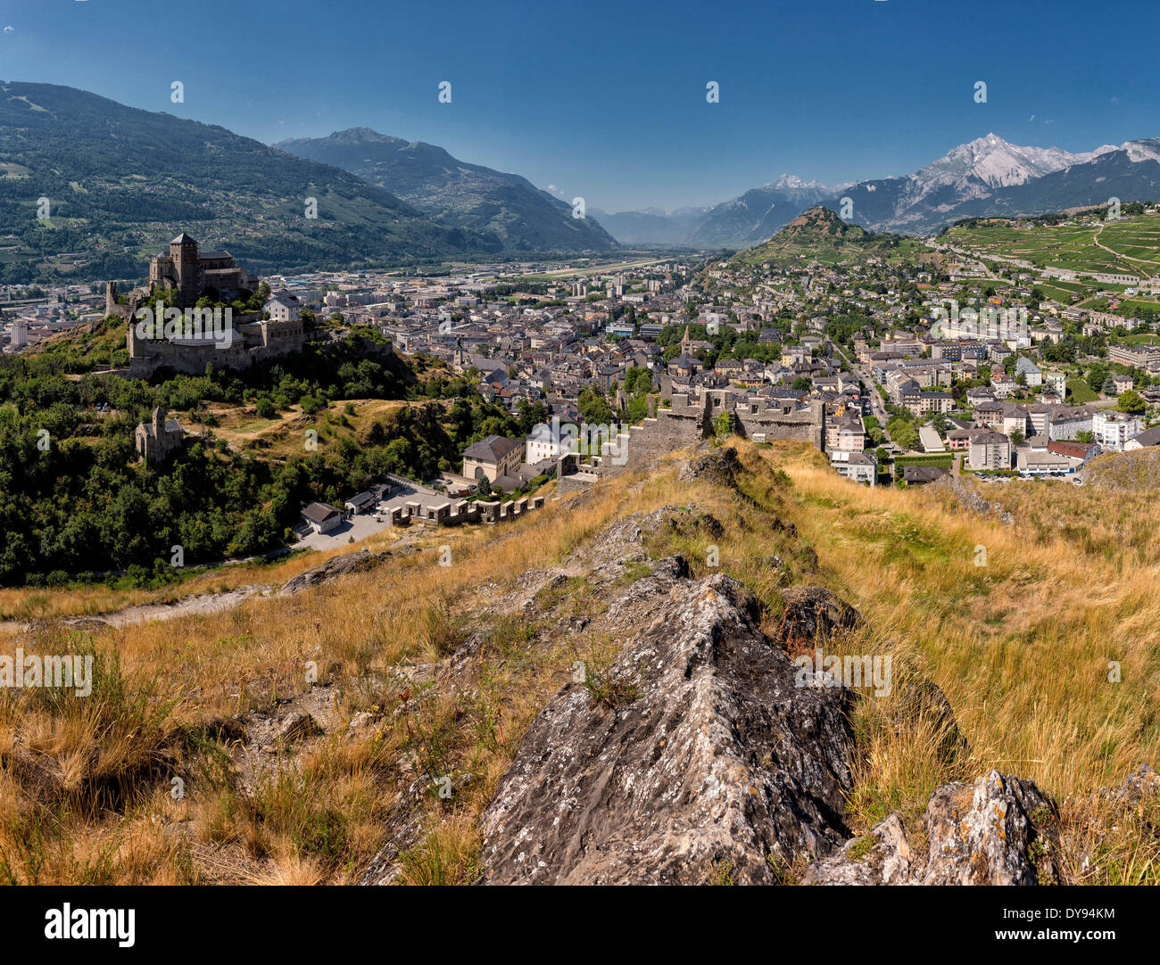 Vista, Chateau de Valere, castillo, ciudad, pueblo, verano, montañas, colinas, Sion, Wallis, Valais, Suiza, Europa Foto de stock