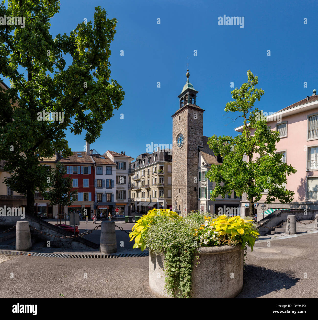 La Tour Saint Jean, torre, ciudad, pueblo, flores, verano, Vevey, Vaud, Suiza, Europa Foto de stock
