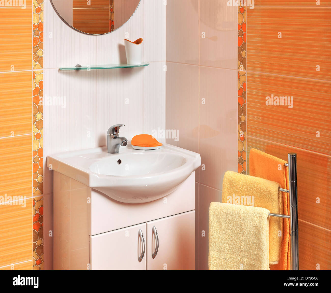 Detalle de un lujoso cuarto de baño con accesorios con baldosas blancas y naranja Foto de stock