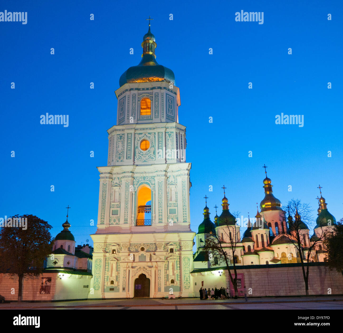 San Miguel de la catedral con cúpula dorada y el monasterio de Kiev (Kiev, Ucrania) Foto de stock
