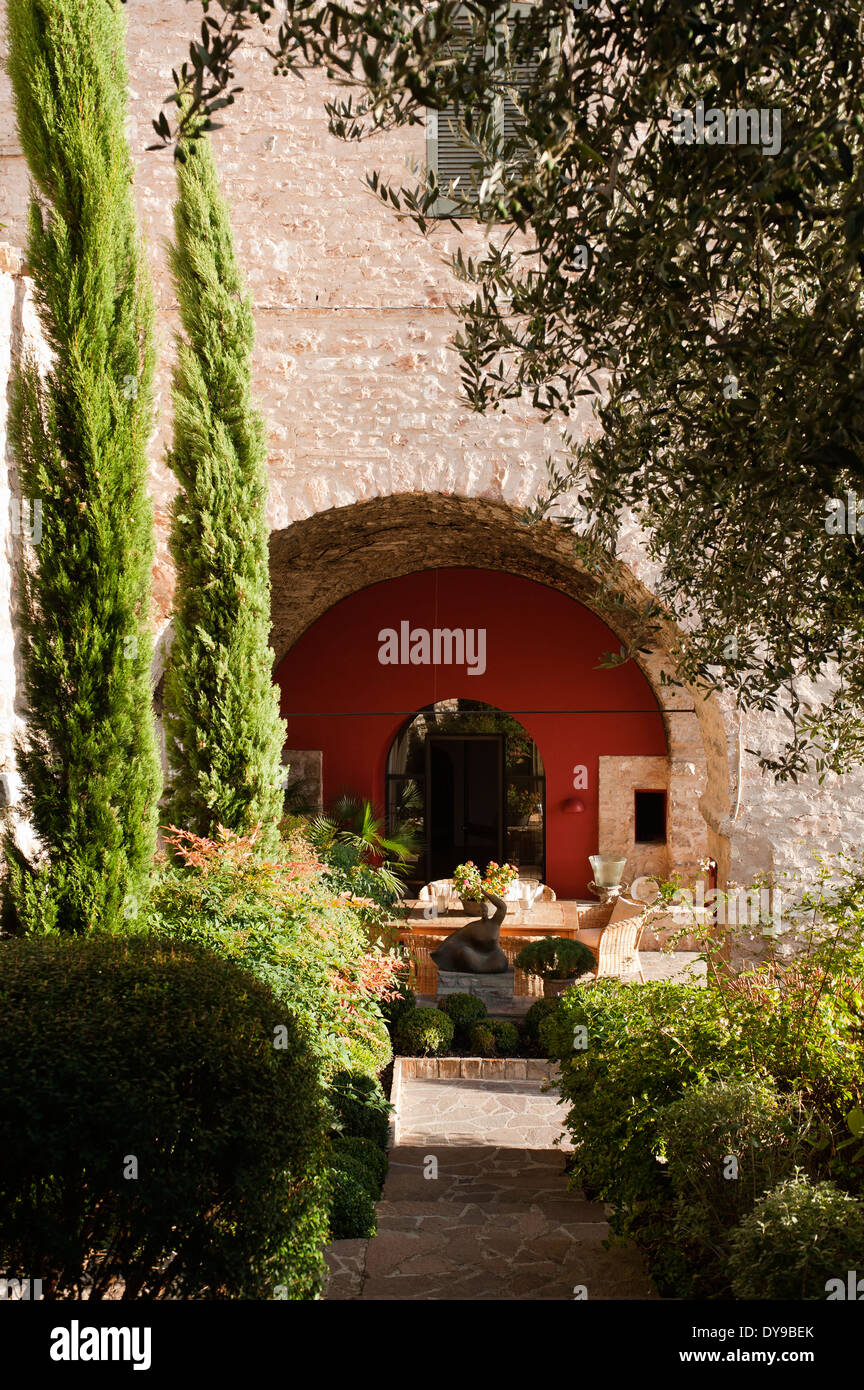Vista del arco de entrada a la villa de piedra naranja -tintado en Umbria Foto de stock