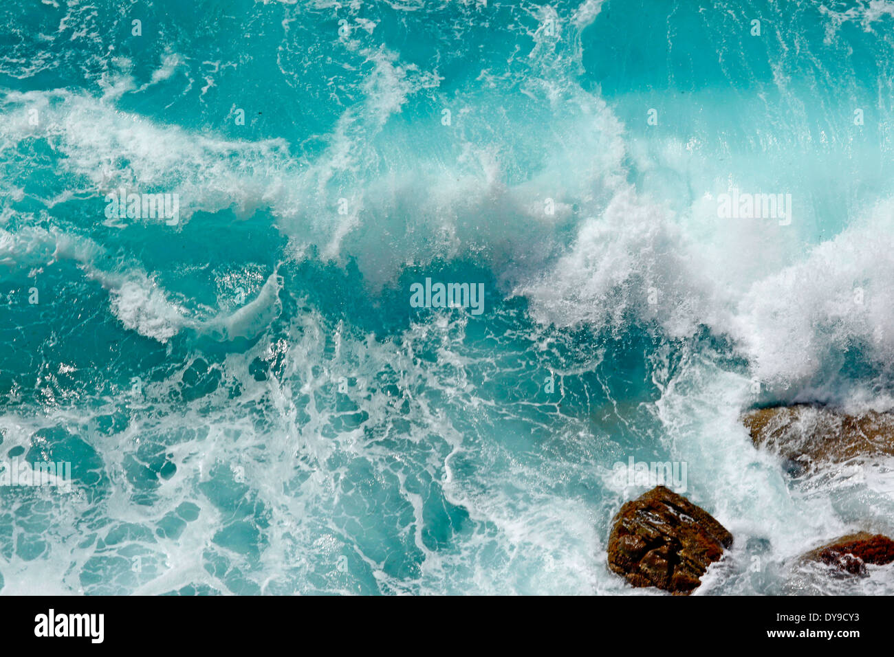 Las olas desde la parte superior de Capo Sandalo Foto de stock
