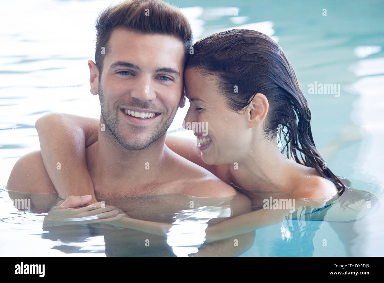 Pareja joven en reunir, Retrato Foto de stock