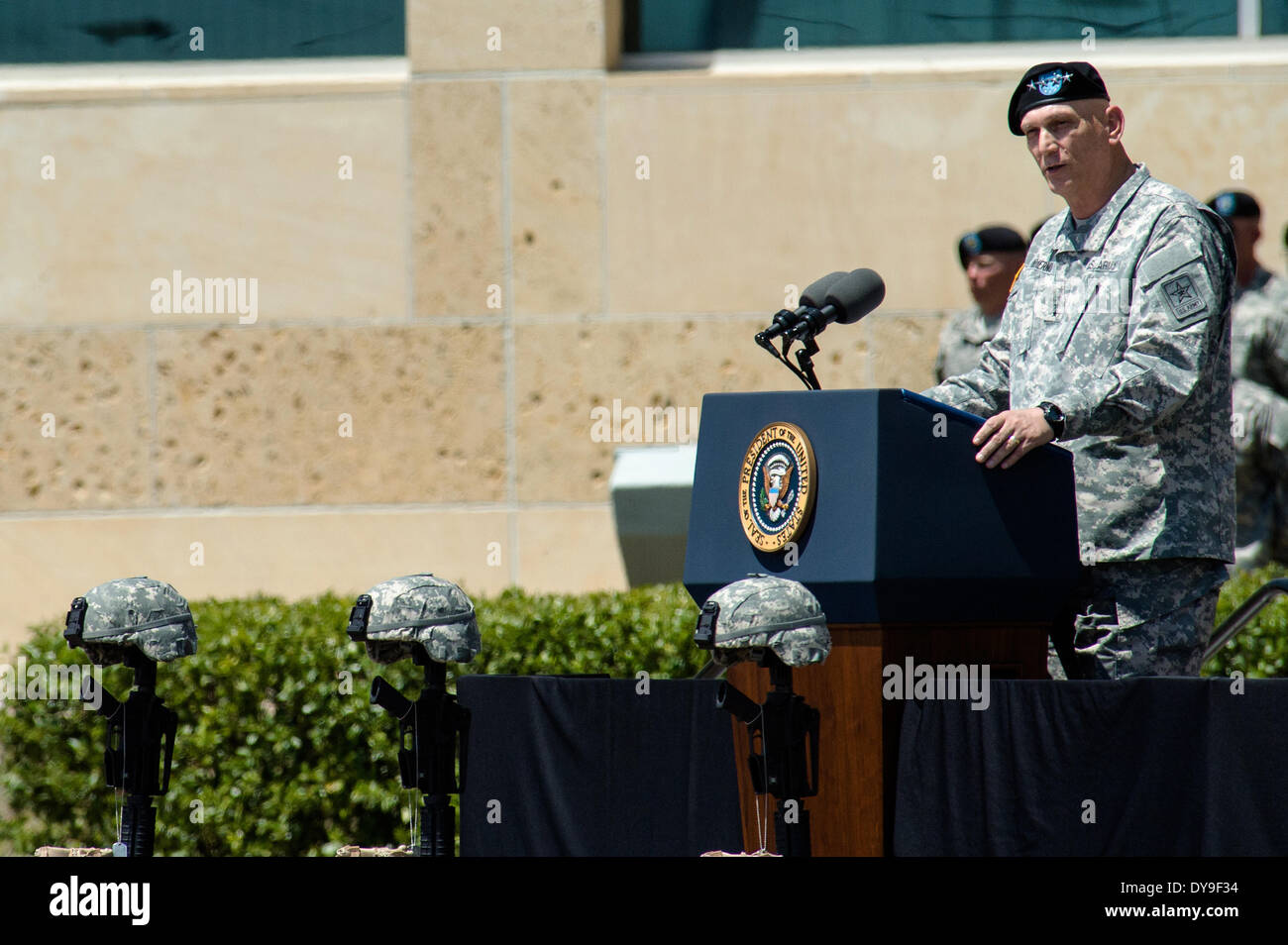 El Jefe del Estado Mayor del Ejército de EE.UU., General Ray Odierno, habla durante la ceremonia conmemorativa de los tres soldados muertos y 16 heridos en una pistola Rampage por un soldado compañero de Abril 9, 2014 en Fort Hood, Texas. Foto de stock