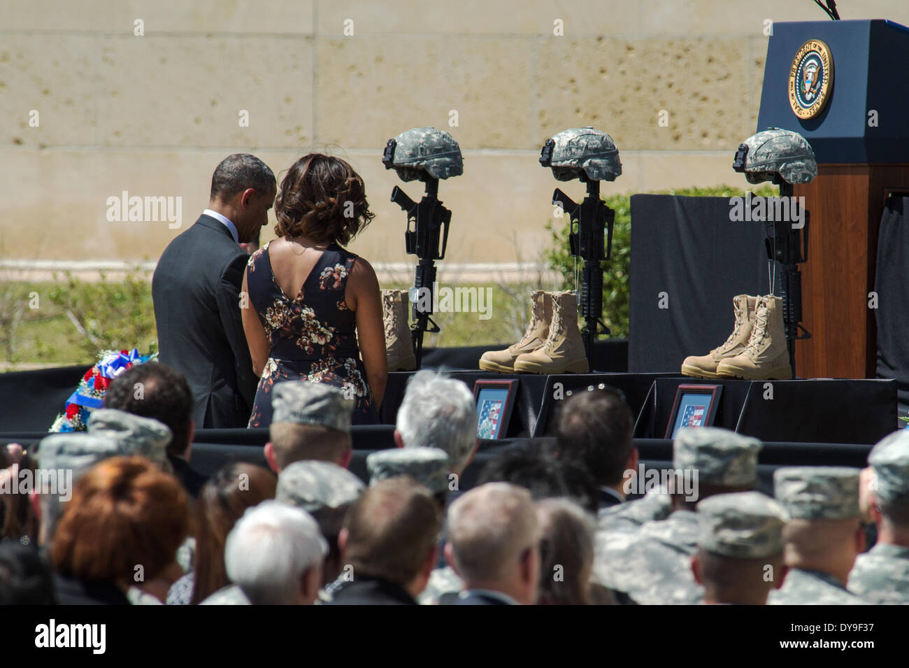 El presidente estadounidense Barack Obama y la primera dama Michelle sus respetos durante una ceremonia de recordación de los tres soldados muertos y 16 heridos en una pistola Rampage por un soldado compañero de Abril 9, 2014 en Fort Hood, Texas. Foto de stock