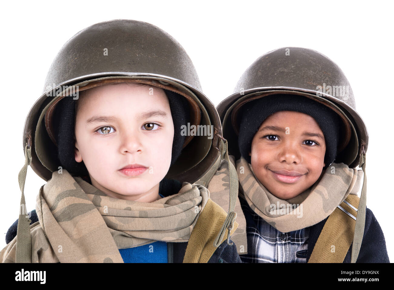 Los muchachos en uniforme militar aislado en blanco Foto de stock