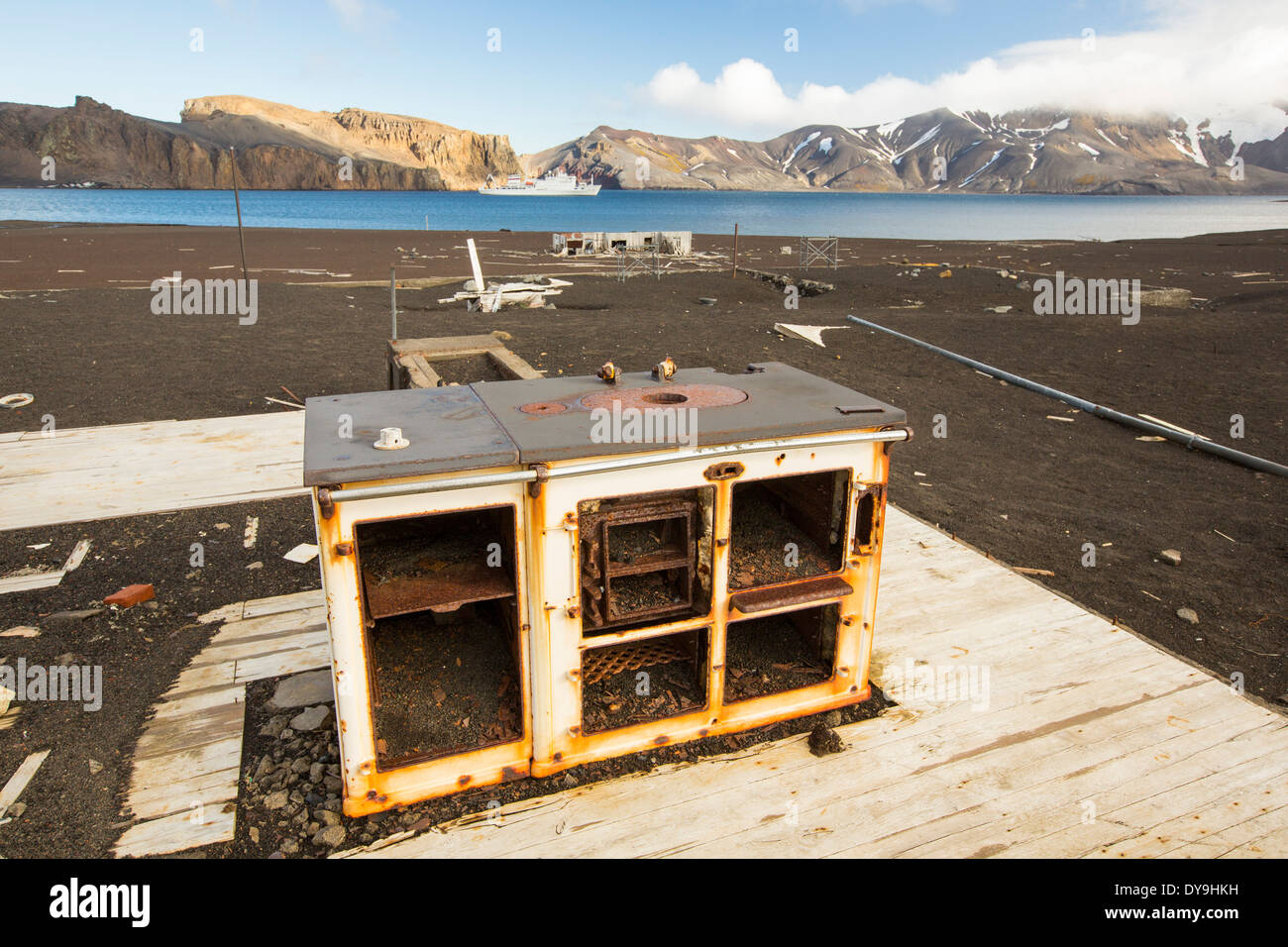La antigua estación de British Antarctic Survey en la Isla Decepción, en las Islas Shetland del Sur fuera de la Antártida Peninsular Foto de stock