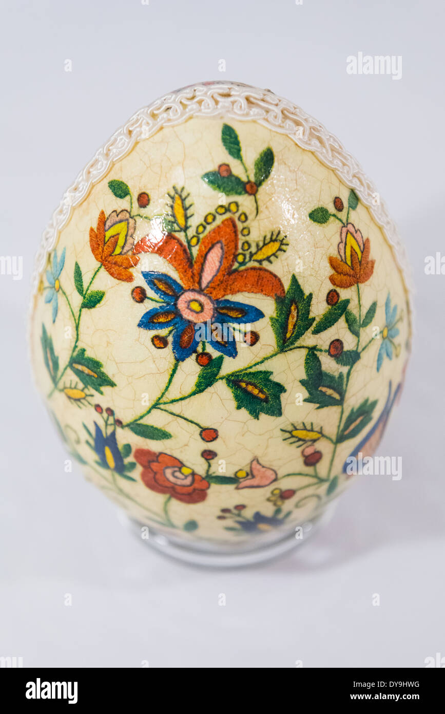 Huevo de pascua decorado con flores hechas por la Técnica de decoupage  sobre fondo claro Fotografía de stock - Alamy