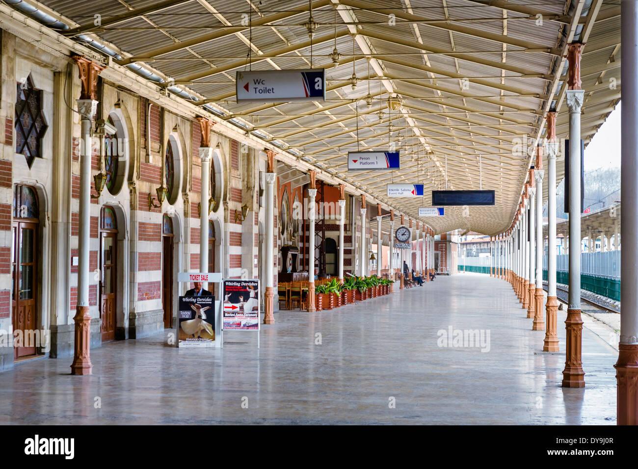 En la parte antigua de la plataforma de la estación de Sirkeci, ex terminus oriental del Orient Express, distrito de Eminonu, Estambul, Turquía Foto de stock