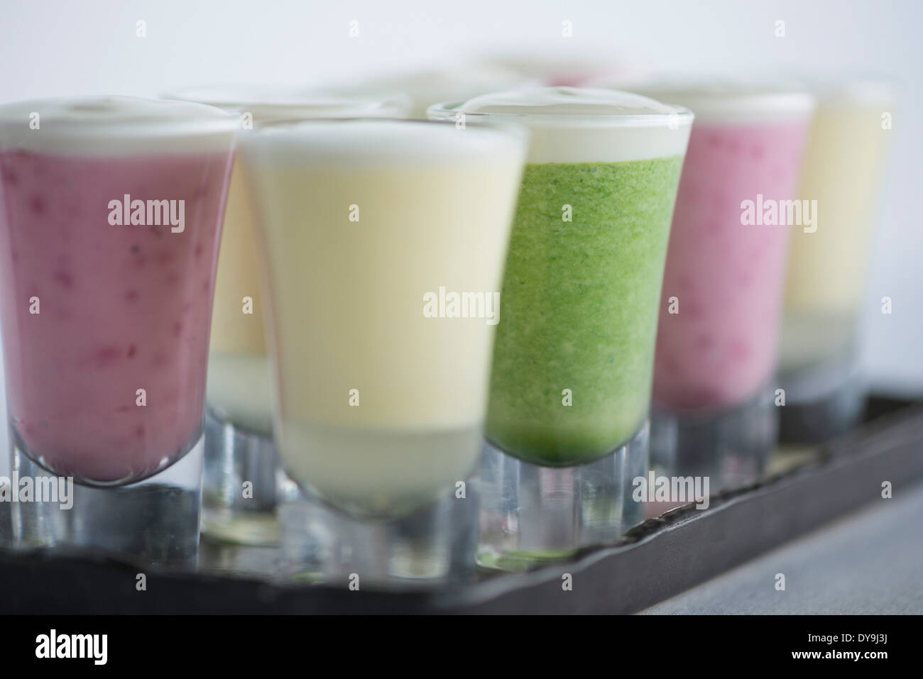 Cuatro Sabores De Los Smoothies Del Yogur De Fruta Foto de archivo - Imagen  de bayas, amarillo: 53575482