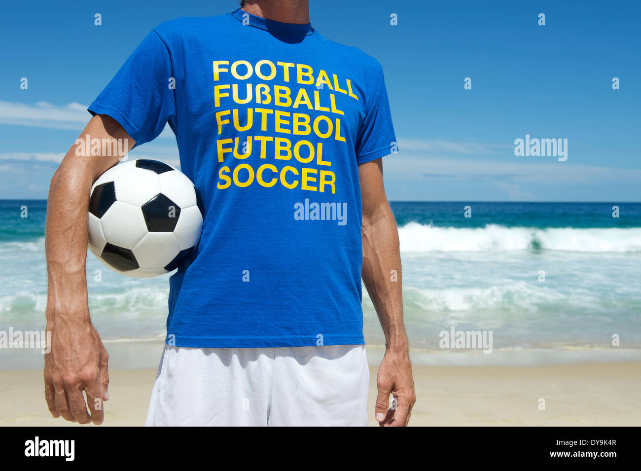 Jugador de fútbol brasileño vistiendo la camiseta de fútbol internacional  sosteniendo un balón de fútbol en bright tropical playa Ipanema Rio de  Janeiro Fotografía de stock - Alamy