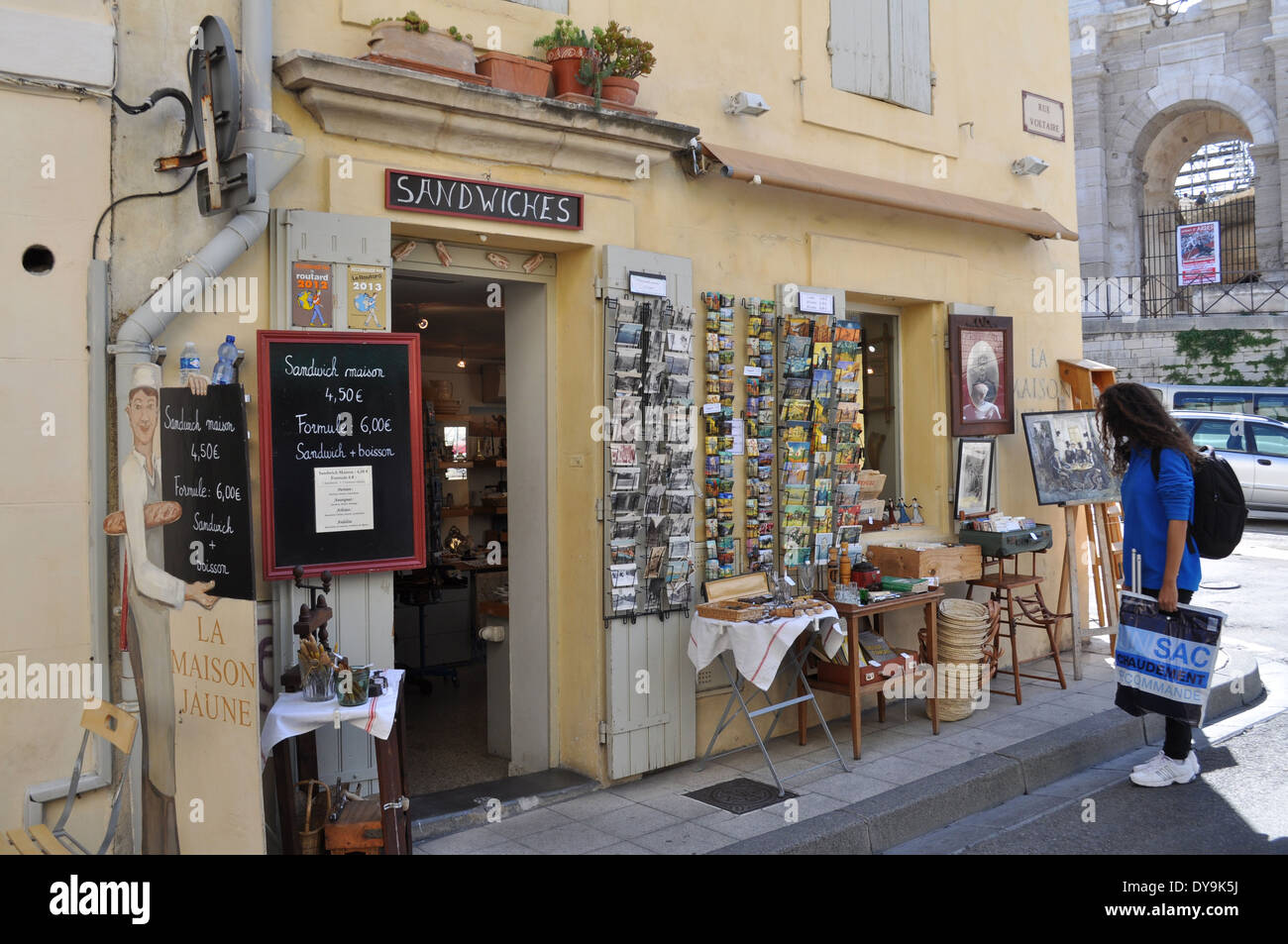 La Maison jaune Brocante tienda turística en frente del Anfiteatro Romano de Arles Francia Foto de stock