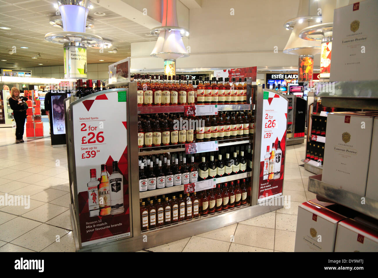 Alcohol tiendas Duty Free en el aeropuerto de Gatwick Foto de stock