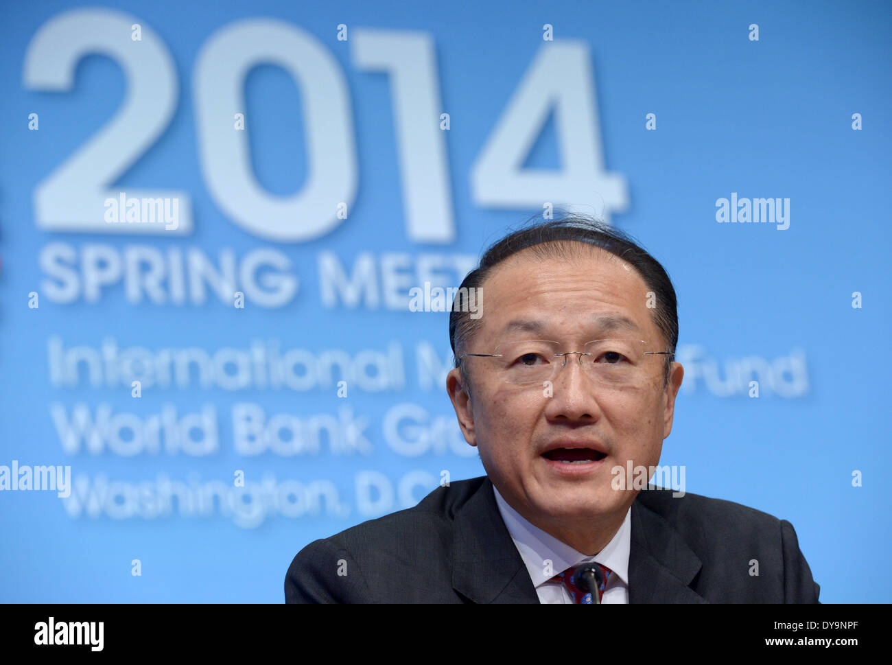 Washington, DC, Estados Unidos. 10 abr, 2014. El Presidente del Banco Mundial, Jim Yong Kim habla en una conferencia de prensa ante el FMI y reuniones de primavera del Banco Mundial para liberar un informe en la sede del FMI en Washington, DC, capital de Estados Unidos, 10 de abril de 2014. Para reducir la pobreza, los países necesitan mejorar el crecimiento con políticas que asignen más recursos a la población de extrema pobreza, según el nuevo informe del Banco Mundial dado a conocer el jueves. Crédito: Bogu Yin/Xinhua/Alamy Live News Foto de stock