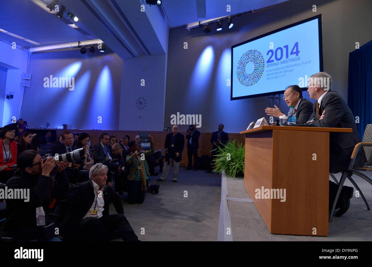 Washington, DC, Estados Unidos. 10 abr, 2014. El Presidente del Banco Mundial, Jim Yong Kim (2R) atiende en una conferencia de prensa ante el FMI y reuniones de primavera del Banco Mundial para liberar un informe en la sede del FMI en Washington, DC, capital de Estados Unidos, 10 de abril de 2014. Para reducir la pobreza, los países necesitan mejorar el crecimiento con políticas que asignen más recursos a la población de extrema pobreza, según el nuevo informe del Banco Mundial dado a conocer el jueves. Crédito: Bogu Yin/Xinhua/Alamy Live News Foto de stock