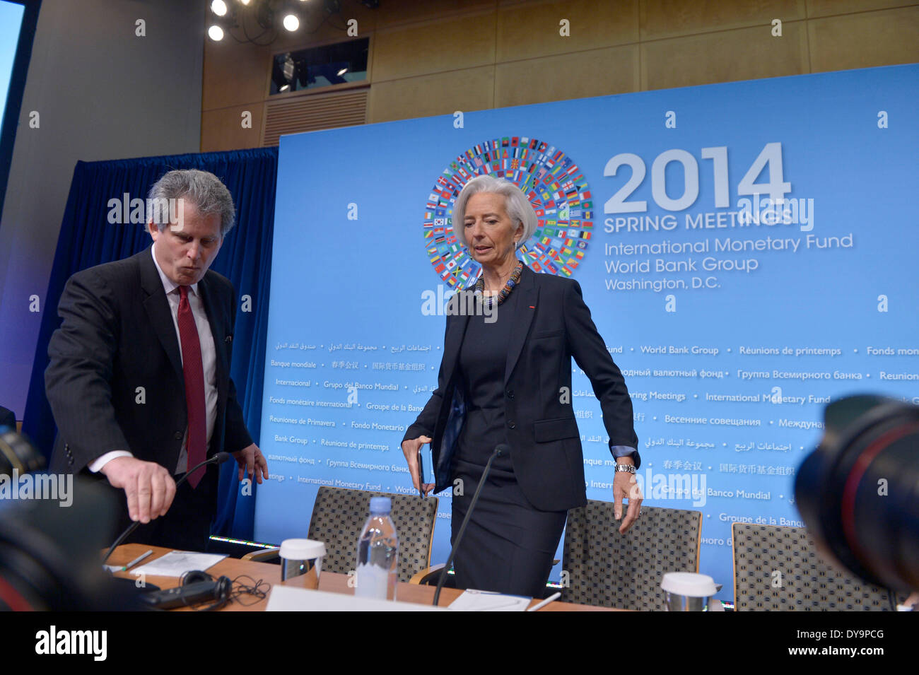 Washington, DC, Estados Unidos. 10 abr, 2014. El Director Gerente del Fondo Monetario Internacional (FMI), Christine Lagarde (R) asiste a una conferencia de prensa antes de que el FMI y el Banco Mundial reuniones de primavera en la sede del FMI en Washington, DC, capital de Estados Unidos, 10 de abril de 2014. Lagarde dijo el jueves que ella no iba a caracterizar el reciente aumento de la variación del yuan renminbi de China como una intención la depreciación de la moneda, sino un paso en la dirección de la internacionalización del yuan. Crédito: Bogu Yin/Xinhua/Alamy Live News Foto de stock