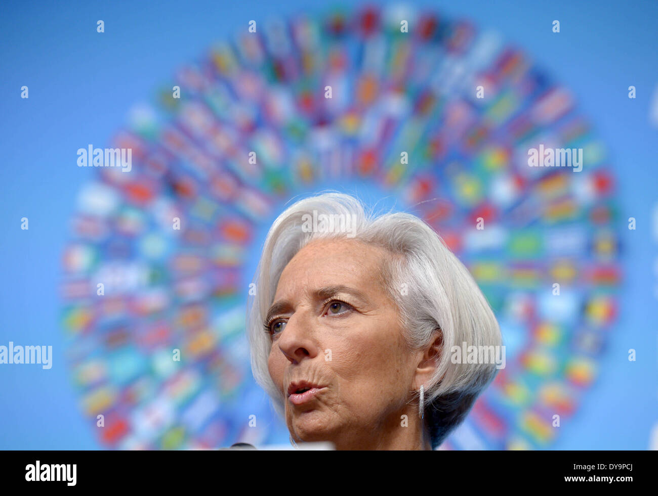 Washington, DC, Estados Unidos. 10 abr, 2014. El Director Gerente del Fondo Monetario Internacional (FMI), Christine Lagarde, habla durante una conferencia de prensa antes de que el FMI y el Banco Mundial reuniones de primavera en la sede del FMI en Washington, DC, capital de Estados Unidos, 10 de abril de 2014. Lagarde dijo el jueves que ella no iba a caracterizar el reciente aumento de la variación del yuan renminbi de China como una intención la depreciación de la moneda, sino un paso en la dirección de la internacionalización del yuan. Crédito: Bogu Yin/Xinhua/Alamy Live News Foto de stock