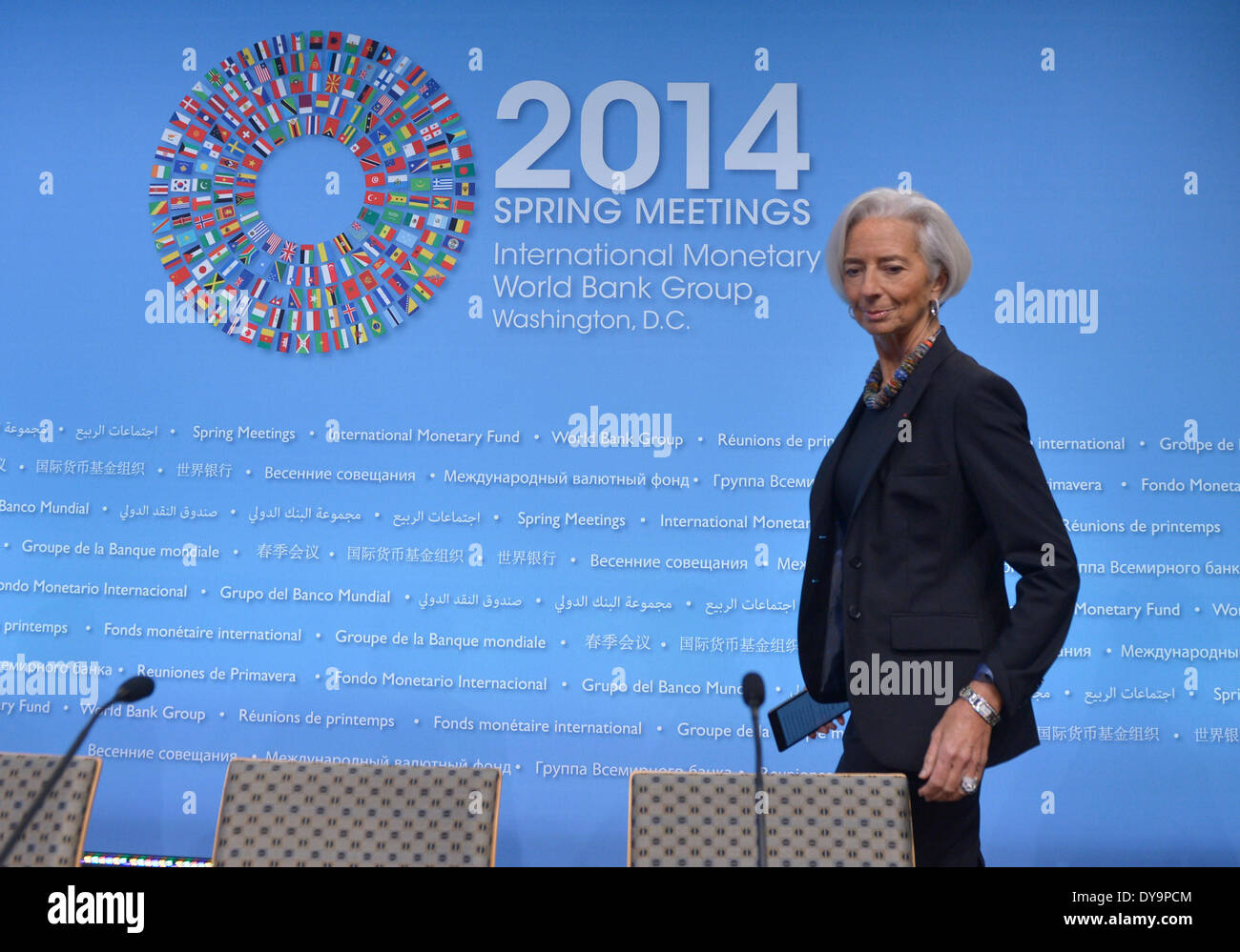 Washington, DC, Estados Unidos. 10 abr, 2014. El Director Gerente del Fondo Monetario Internacional (FMI), Christine Lagarde se asiste a una conferencia de prensa antes de que el FMI y el Banco Mundial reuniones de primavera en la sede del FMI en Washington, DC, capital de Estados Unidos, 10 de abril de 2014. Lagarde dijo el jueves que ella no iba a caracterizar el reciente aumento de la variación del yuan renminbi de China como una intención la depreciación de la moneda, sino un paso en la dirección de la internacionalización del yuan. Crédito: Bogu Yin/Xinhua/Alamy Live News Foto de stock