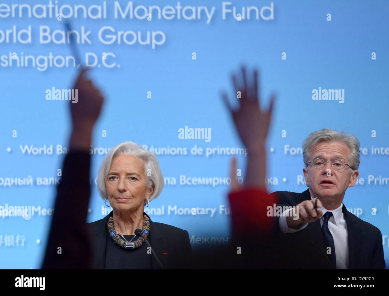 Washington, DC, Estados Unidos. 10 abr, 2014. El Director Gerente del Fondo Monetario Internacional (FMI), Christine Lagarde (L) asiste a una conferencia de prensa antes de que el FMI y el Banco Mundial reuniones de primavera en la sede del FMI en Washington, DC, capital de Estados Unidos, 10 de abril de 2014. Lagarde dijo el jueves que ella no iba a caracterizar el reciente aumento de la variación del yuan renminbi de China como una intención la depreciación de la moneda, sino un paso en la dirección de la internacionalización del yuan. Crédito: Bogu Yin/Xinhua/Alamy Live News Foto de stock