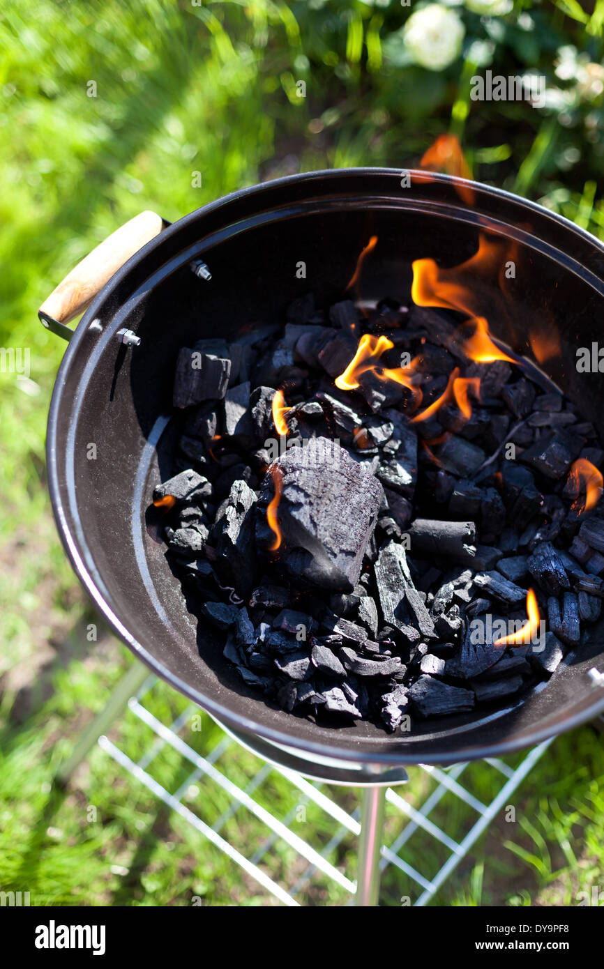 La quema de carbón caliente, barbacoa en el fuego Foto de stock
