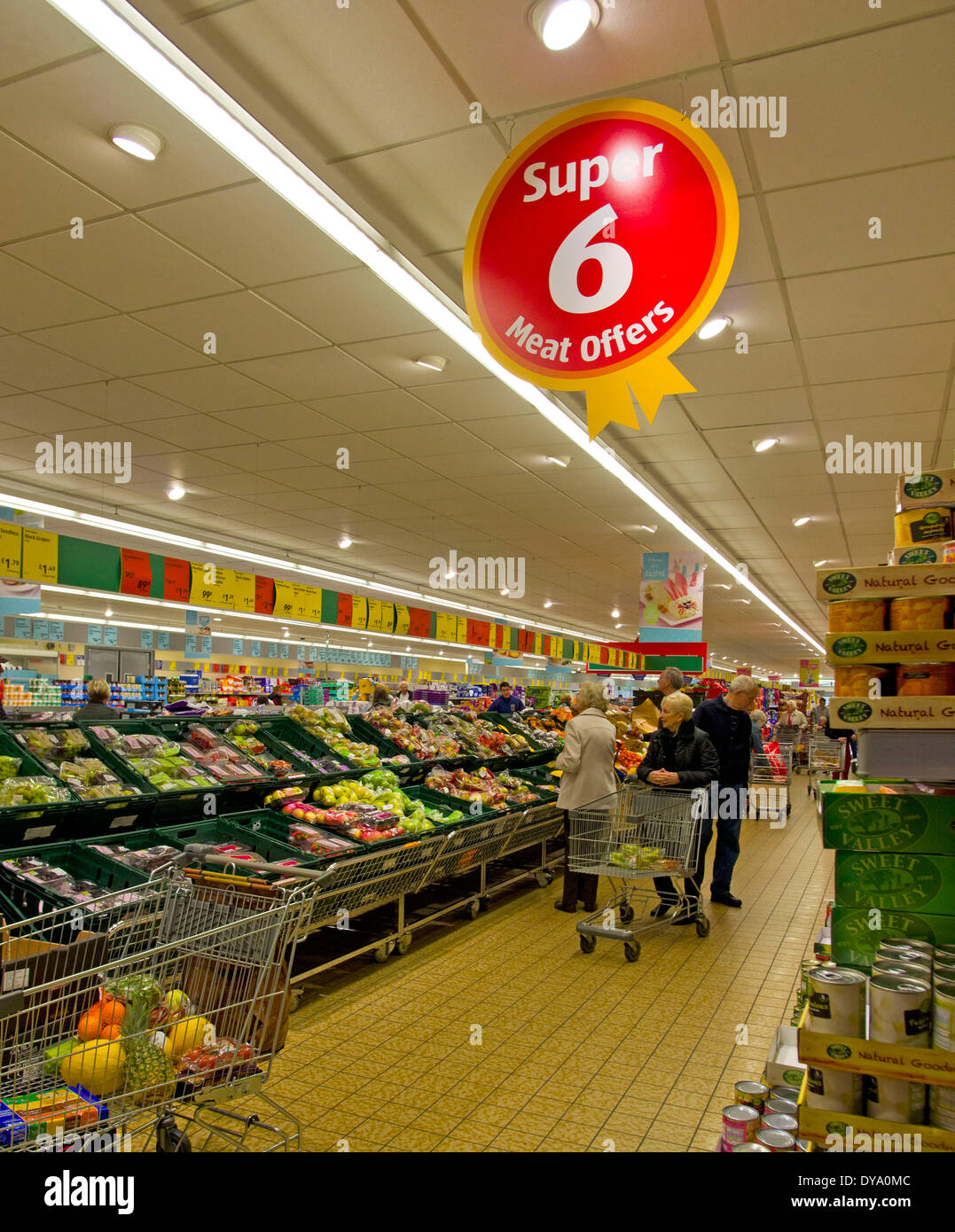 Visualización de las verduras frescas y las ofertas de descuento Aldi supemarket Foto de stock