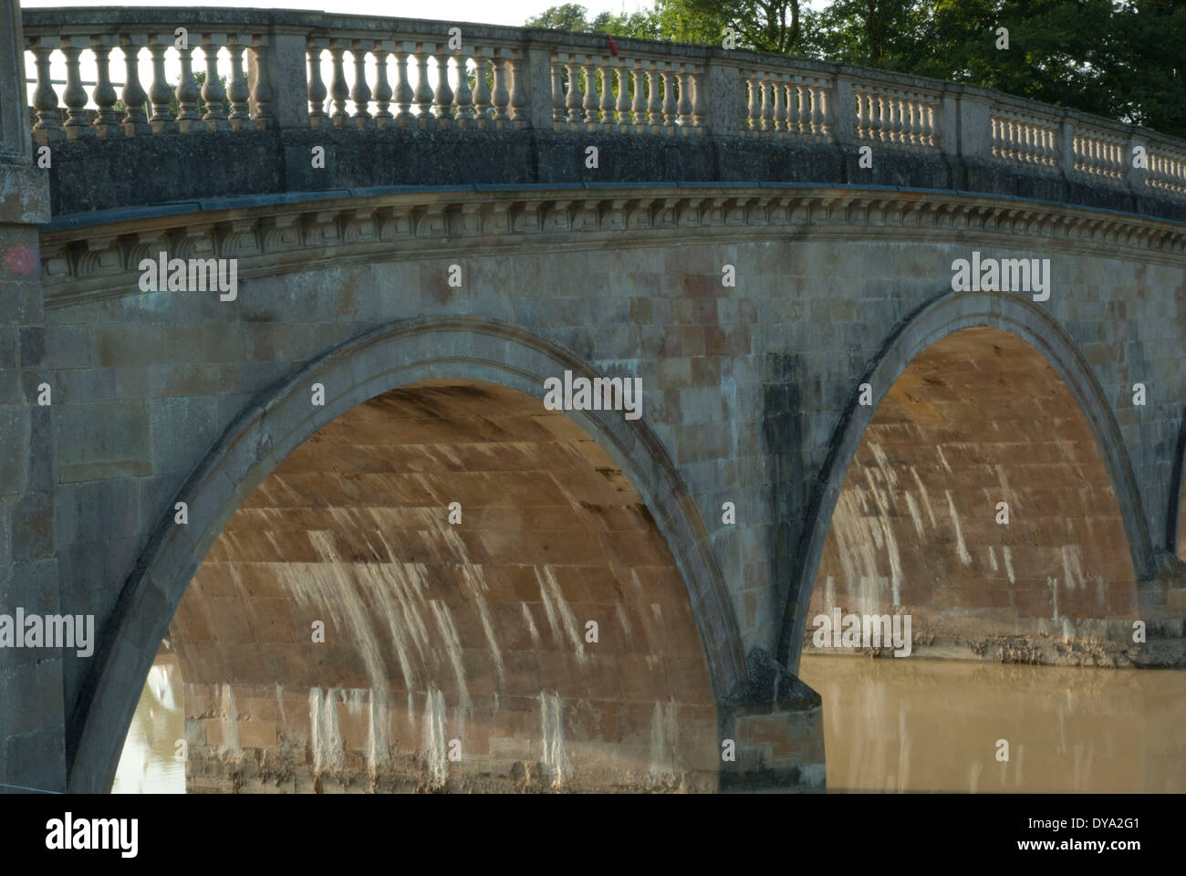 Capability Brown's Bridge, Burghley House (construido 1778) LS (8001) Foto de stock