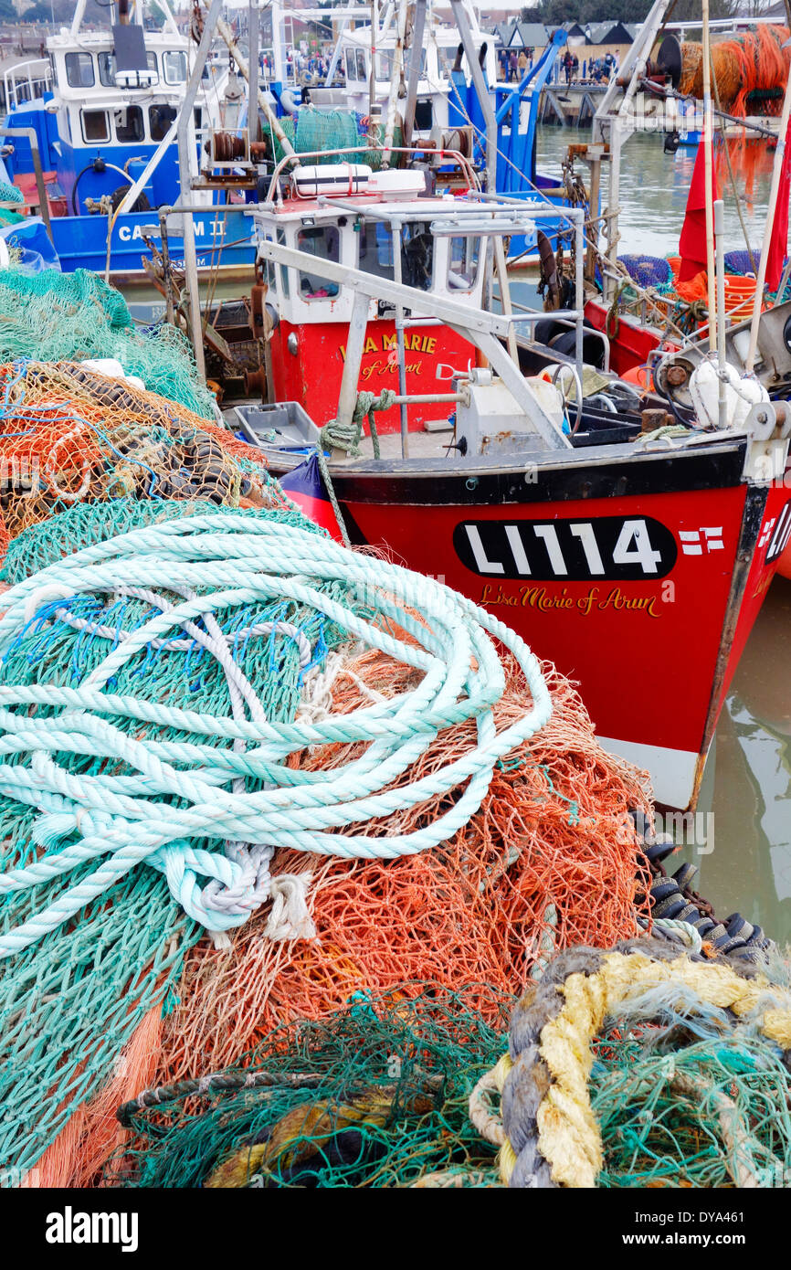 Reino Unido, Inglaterra, Whitstable. Las redes de pesca y arrastreros amarrados en el puerto. Foto de stock