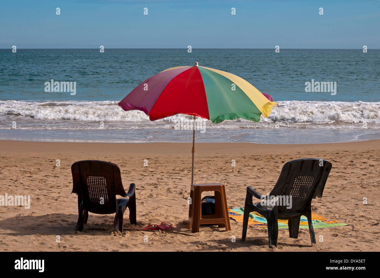 Asia, Sri Lanka, sombrillas, sillas de playa, playa, mar, arena, Foto de stock