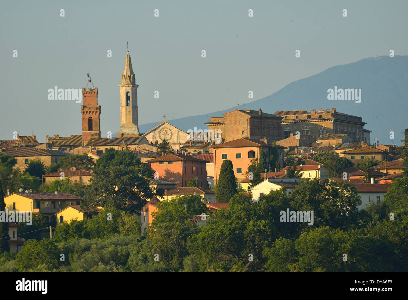 Europa mediterráneo italiano Italia Toscana Provincia de Siena Pienza village ciudad minarete de estuco de ladera spire última luz sunse Foto de stock