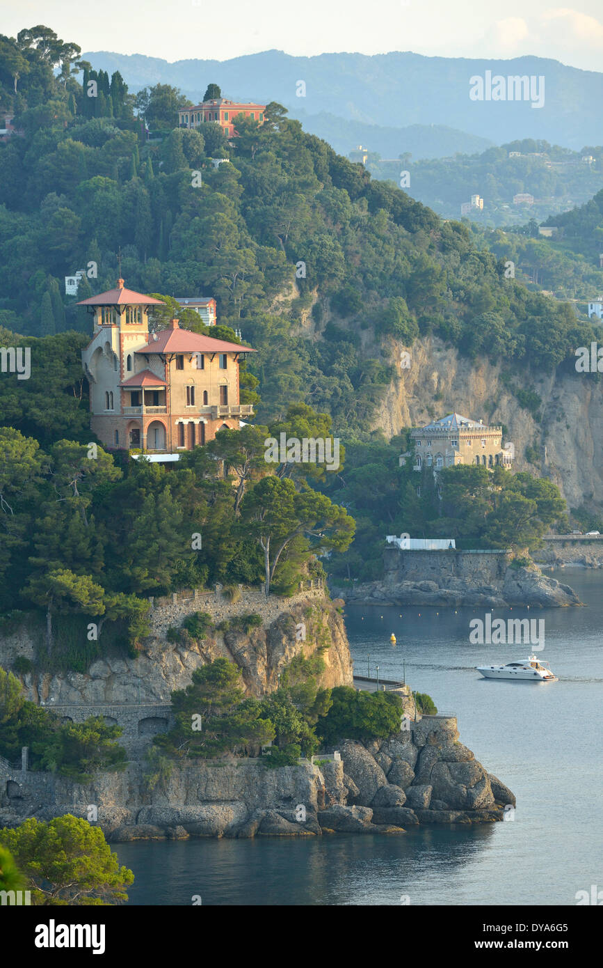 Italia, Riviera, provincia de Génova, Portofino, Mediterráneo, costa, rocosos, acantilados, villa, vertical Foto de stock