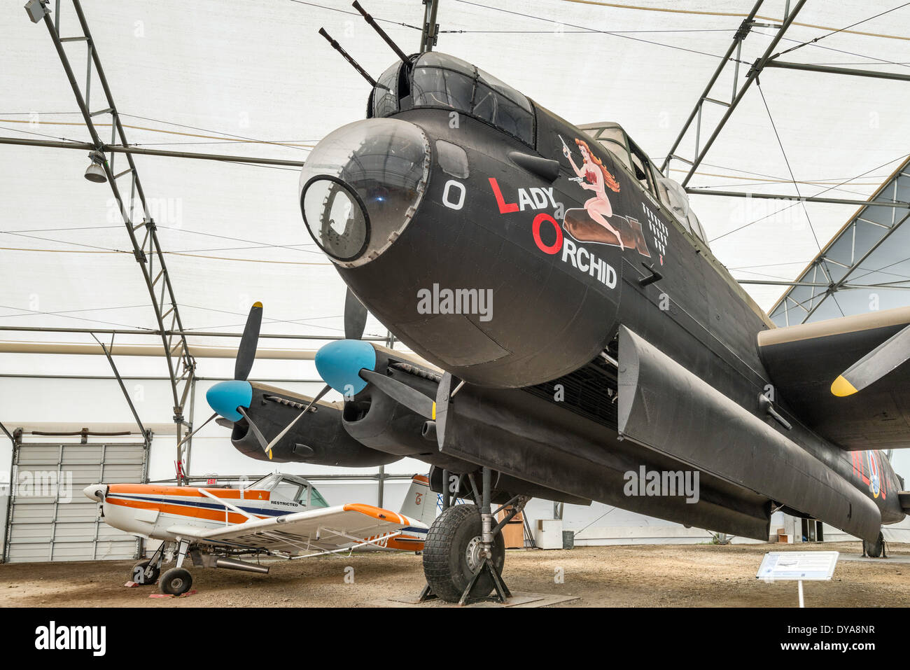 Avro Lancaster Mk X de bombarderos de la segunda guerra mundial, Cessna 188 luz AGWagon aviones agrícolas, Aero Space Museum de Calgary, Alberta, Canadá Foto de stock