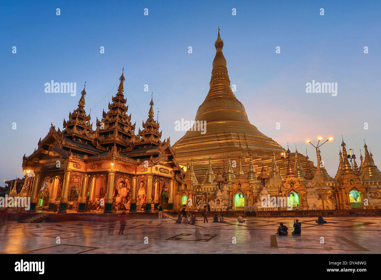 Asia Birmania Myanmar Yangon Shwedagon Rangoon arquitectura colorida pagoda Buda Budismo limpio horizonte golden religión vísperas Foto de stock
